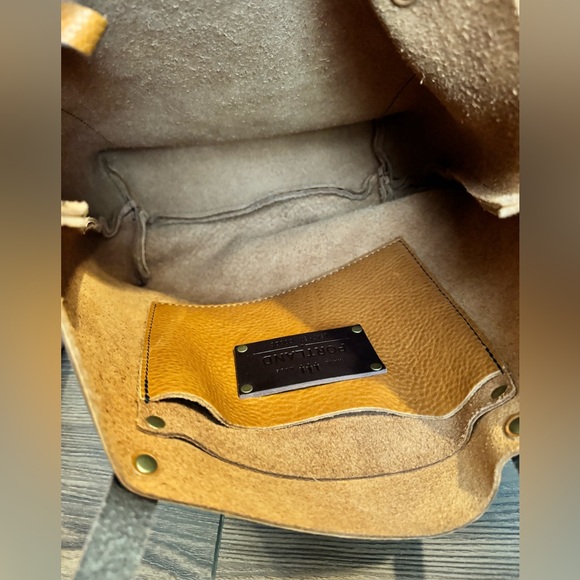 Portland Leather Medium Classic Tote in Dune - Picture 5 of 7